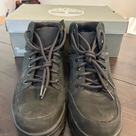 Timberland shoes Size 9.5 - Picture 2 of 3